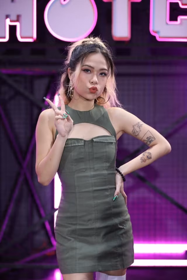 Với diện mạo mới này của Tlinh, dân mạng được dịp bàn tán rôm rả. Người thì cho rằng không hợp, đòi trả lại phiên bản cũ, người nhận xét nhìn tlinh vẫn vô cùng hút mắt.