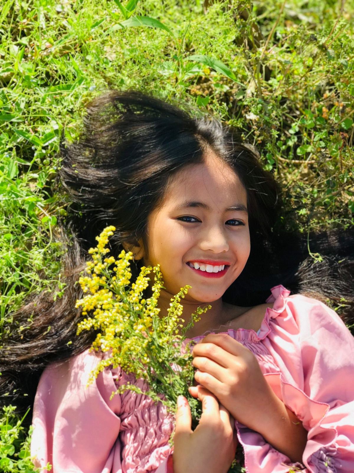 Kết hợp với mái tóc dài đen nhánh cùng làn da rám nắng khỏe khoắn, Khánh Huyền khiến ai nhìn vào cũng xiêu lòng.