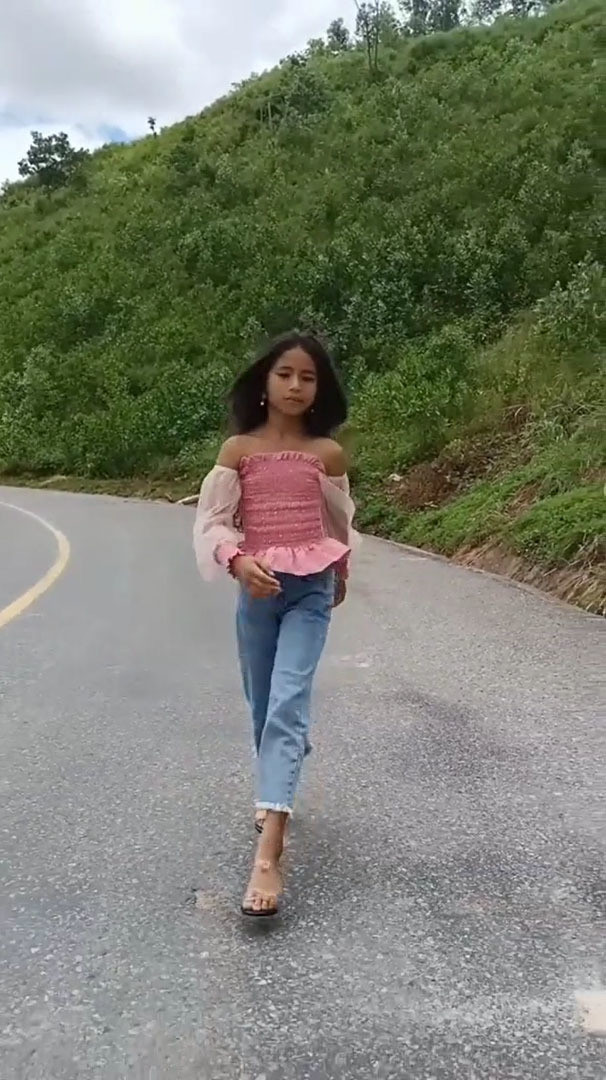 Không ít cư dân mạng khi nhìn ảnh và những video của hot girl dân tộc nhỏ tuôi phải thốt lên khen ngợi. Được biết, nhân vật đang gây sốt là Hồ Thị Khánh Huyền (11 tuổi, hiện đang sống ở xã A Bung, huyện Đakrông, tỉnh Quảng Trị).