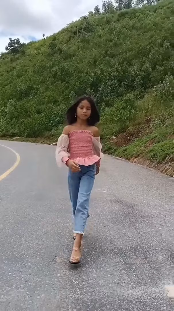 Không ít cư dân mạng khi nhìn ảnh và những video của hot girl dân tộc nhỏ tuôi phải thốt lên khen ngợi. Được biết, nhân vật đang gây sốt là Hồ Thị Khánh Huyền (11 tuổi, hiện đang sống ở xã A Bung, huyện Đakrông, tỉnh Quảng Trị).