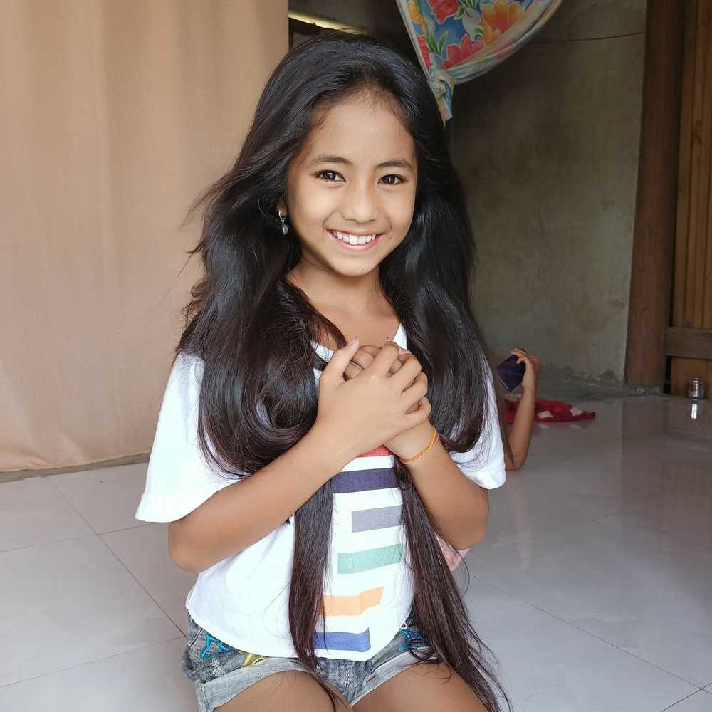 Bé học tập trên trường đạt kết quả rất tốt. Năm lớp 4 bé cũng được học sinh xuất sắc. Khi được mọi người biết đến và dành những lời khen có cánh cho bé thì thật sự mình cảm thấy rất hạnh phúc, từ đó mình có quan tâm nhiều hơn về Hoa hậu để nếu con có phù hợp với cuộc thi mẫu nhí nào sẽ cho bé tham gia." mẹ gái xinh dân tộc Khánh Huyền nói thêm.