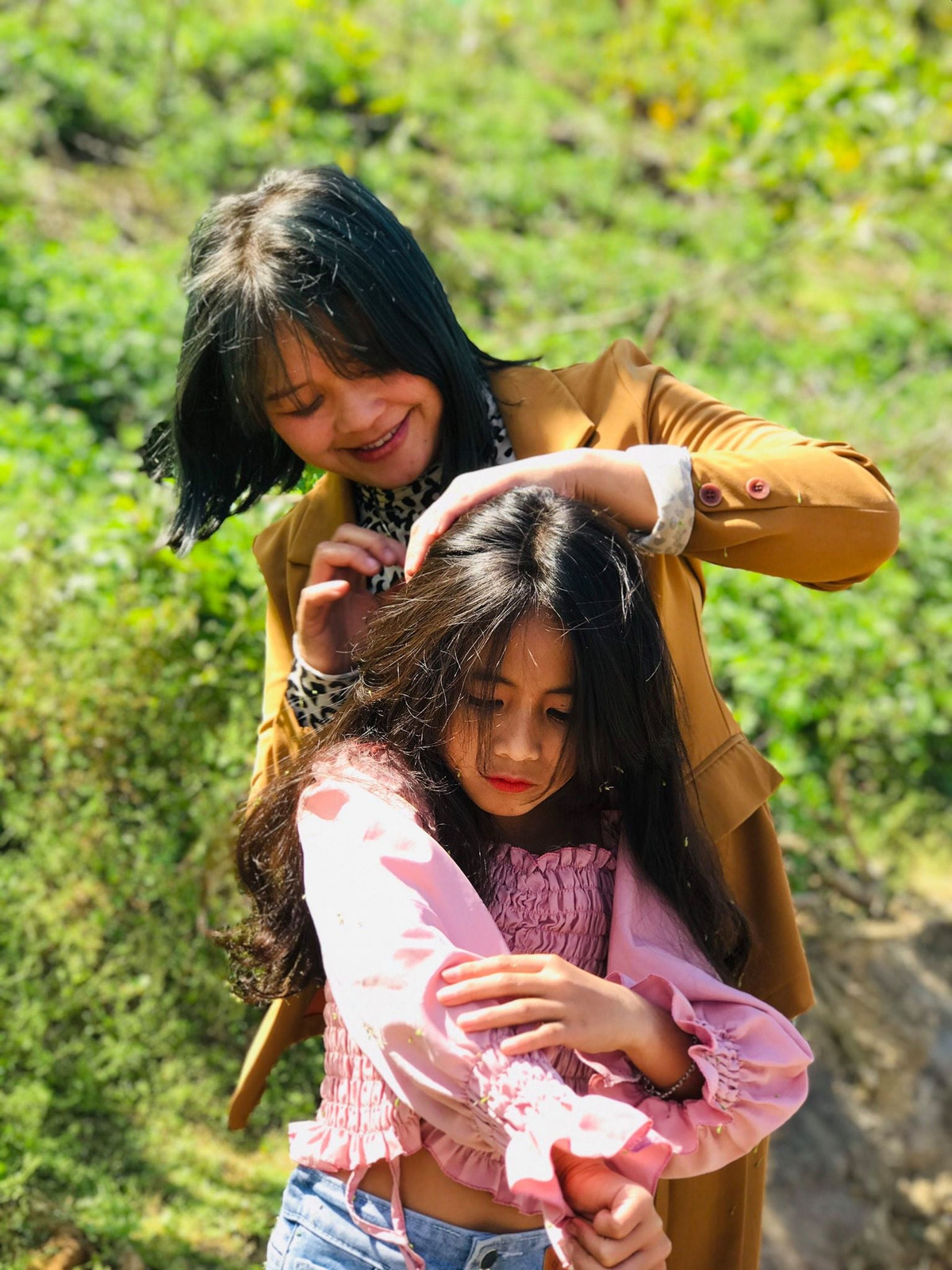 Trên trang cá nhân, Khánh Huyền cũng thường xuyên chia sẻ ảnh bản thân đi học hay lên rẫy trồng cây, phụ bố mẹ nhặt củi… Dù cuộc sống vất vả, mệt nhọc nhưng chỉ cần đứng trước ống kính, cô bé nhanh chóng lấy lại thần thái tự tin và nở nụ cười rạng rỡ.