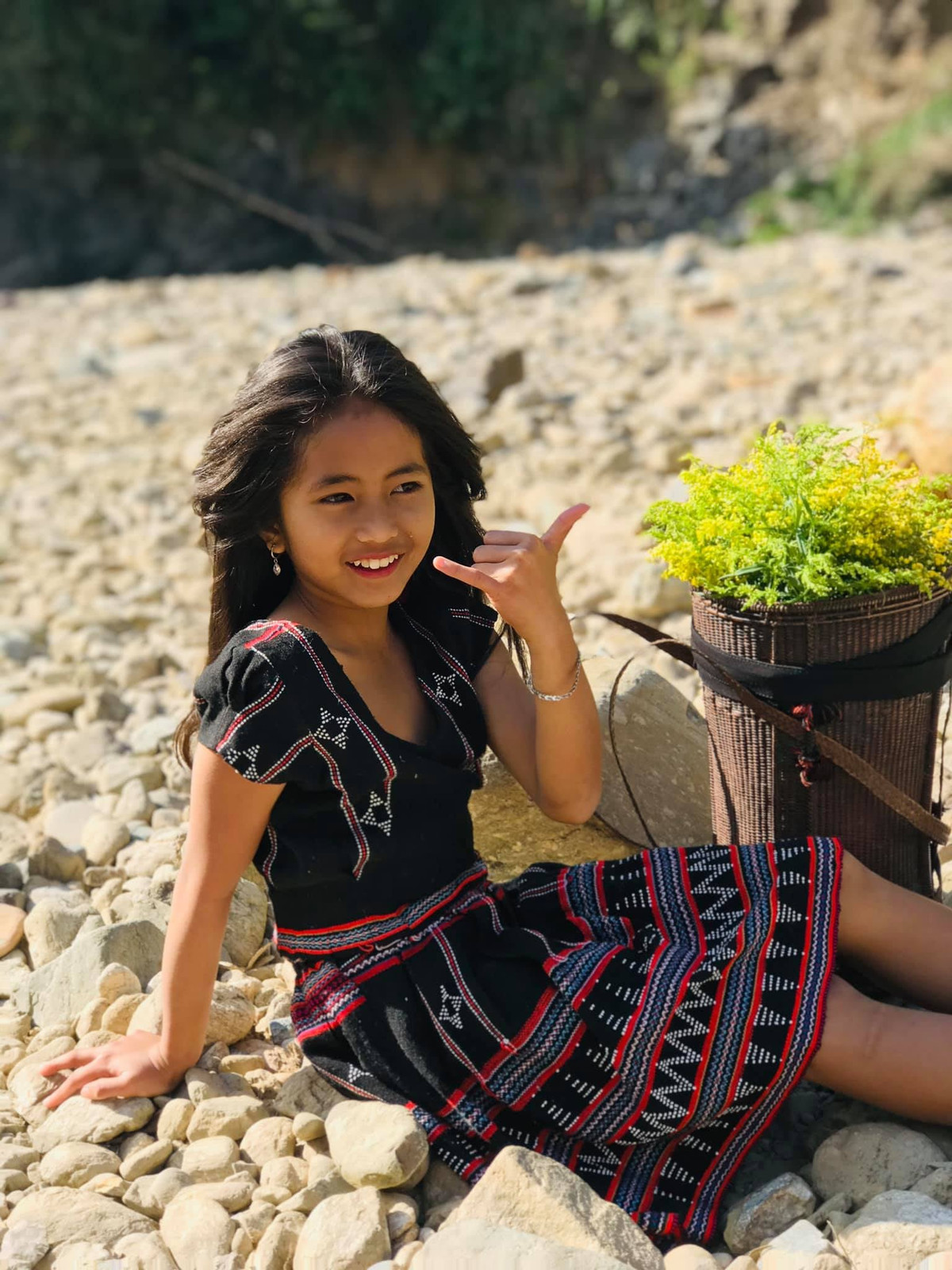 Không chỉ vậy, thỉnh thoảng Khánh Huyền cũng tiết lộ về cuộc sống đời tư, được nhiều người yêu thương, hỏi thăm để hỗ trợ về việc học tập hay mua quần áo dịp lễ Tết. Bé luôn cảm thấy biết ơn về sự quan tâm này.