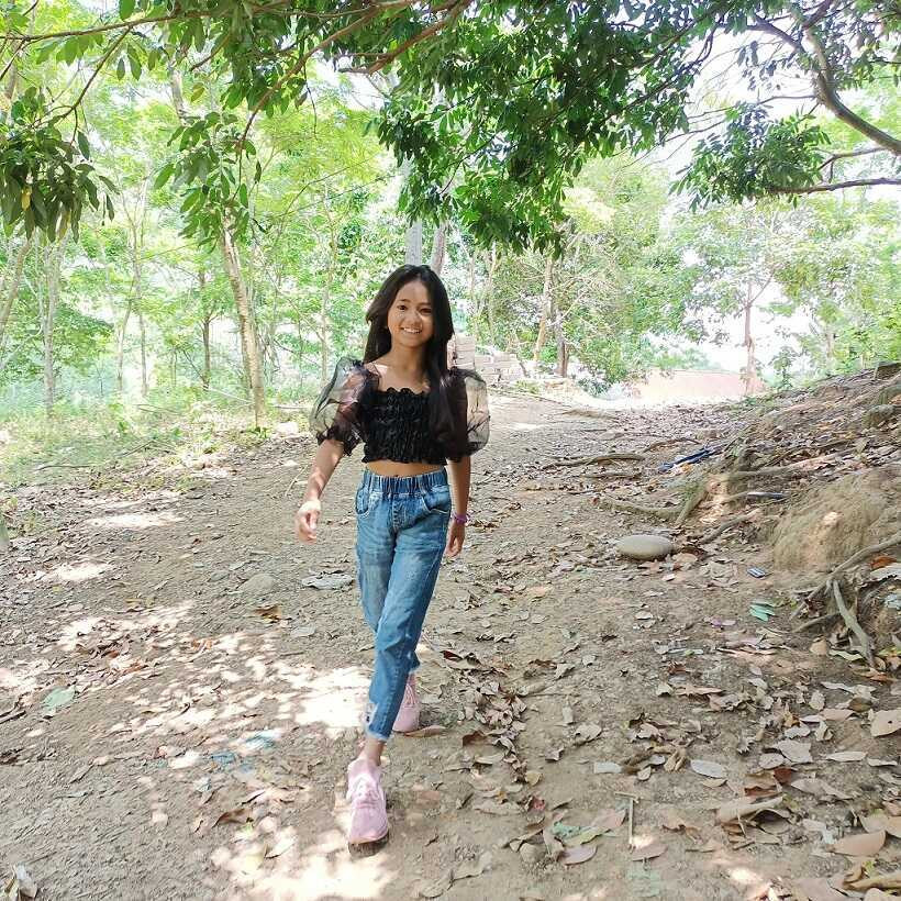 Nói về con gái của mình, mẹ Khánh Huyền chia sẻ: "Bé là 1 người siêng năng, yêu thích thể thao và hoà đồng với bạn bè. Mơ ước của con là lớn lên trở thành một giáo viên nhưng ngoài ra con cũng có đam mê catwalk và cả thể thao nữa...