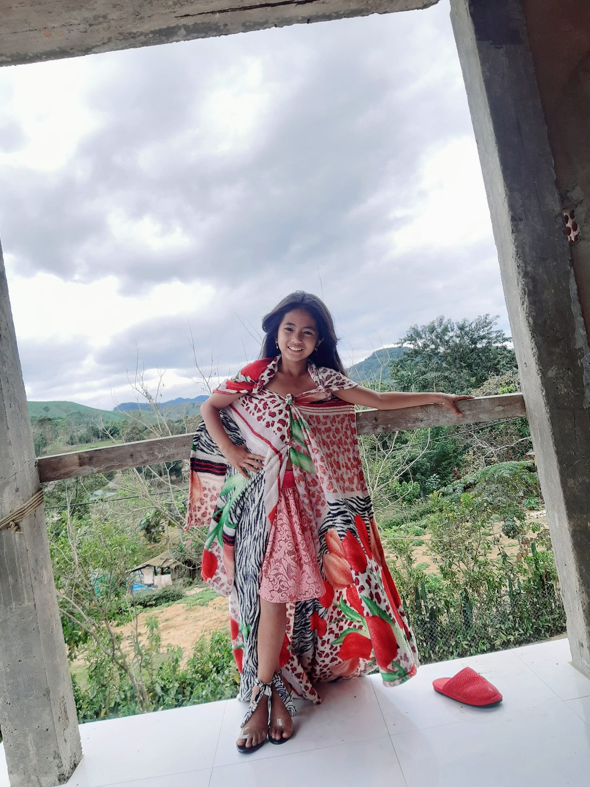 Mặc dù canh cánh trong lòng nỗi lo này nhưng bố mẹ Khánh Huyền vẫn hi vọng nếu sau này con đậu đại học sẽ được làm những gì mà bản thân đam mê. Dù bé ở gần hay xa bố mẹ thì điều quan trọng nhất đó chính là sống hạnh phúc, vui vẻ.