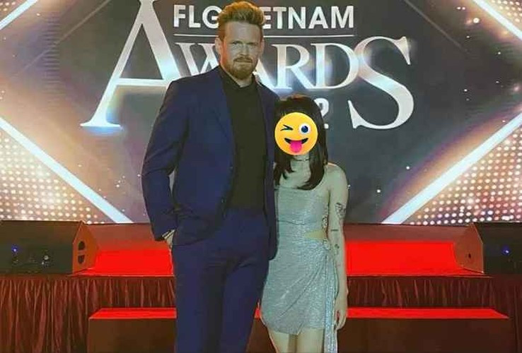 Mới đây, hot girl Elly Trần liên tục đăng đàn tố chồng. Cụ thể, bà mẹ hai con đăng tải ảnh chụp trang cá nhân của một người đàn ông ngoại quốc tên D.F và một cô gái tên T.D cùng loạt ảnh hai người này bên nhau.