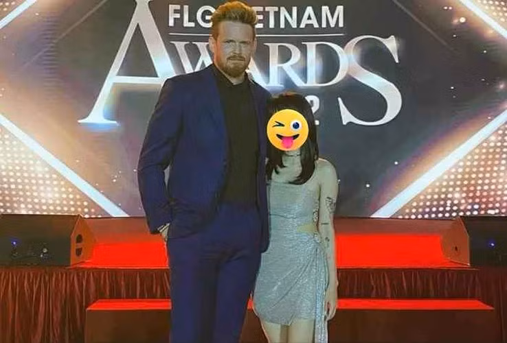 Mới đây, hot girl Elly Trần liên tục đăng đàn tố chồng. Cụ thể, bà mẹ hai con đăng tải ảnh chụp trang cá nhân của một người đàn ông ngoại quốc tên D.F và một cô gái tên T.D cùng loạt ảnh hai người này bên nhau.