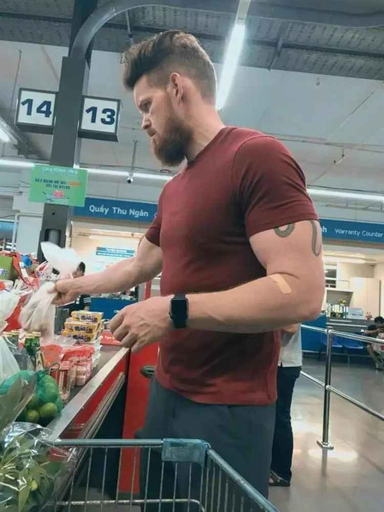 Bẵng đi một thời gian, nửa kia Elly Trần gây xôn xao khi xuất hiện với diện mạo "dừ" hơn. Việc anh để râu ria rậm rạp càng khiến dư luận khó nhận ra "soái ca" năm nào.