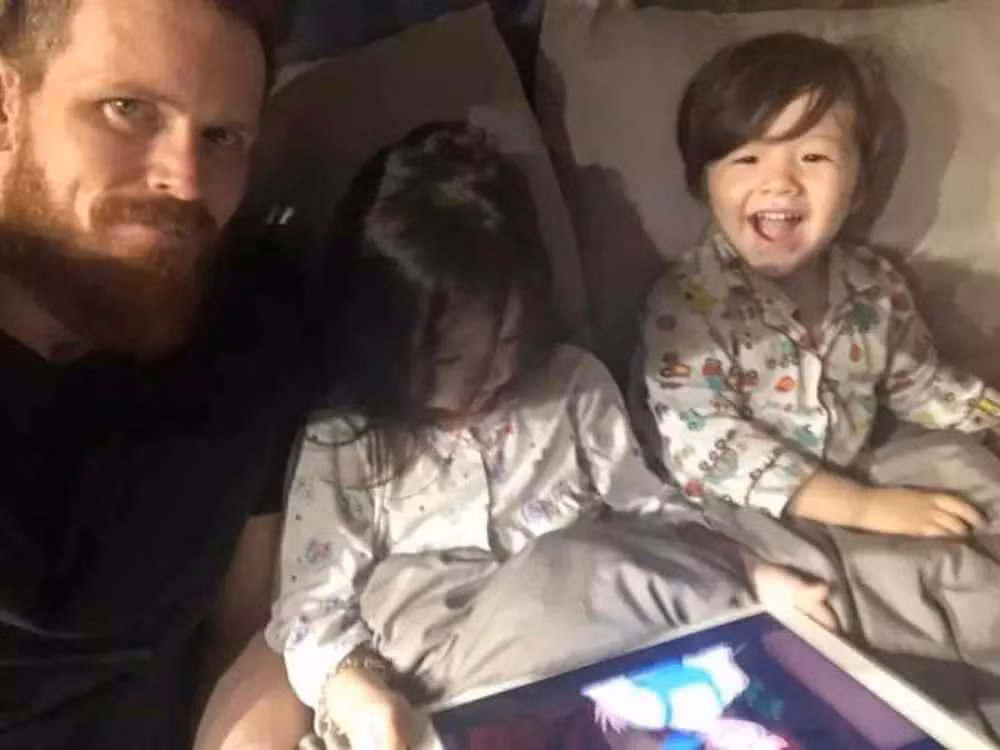 D.F cũng từng cập nhật trên mạng xã hội về mối quan hệ "đã kết hôn" với Elly Trần từ năm 2011.