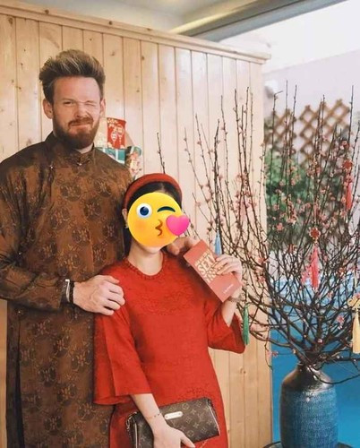 Cụ thể, Elly Trần tố chồng ép hai con của cô phải sang ngủ với T.D nếu không sẽ không đóng tiền học phí cho các con. Hot girl chia sẻ ảnh chụp tin nhắn với trợ lý của D.F làm bằng chứng.