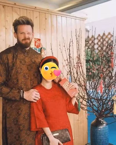 Cụ thể, Elly Trần tố chồng ép hai con của cô phải sang ngủ với T.D nếu không sẽ không đóng tiền học phí cho các con. Hot girl chia sẻ ảnh chụp tin nhắn với trợ lý của D.F làm bằng chứng.