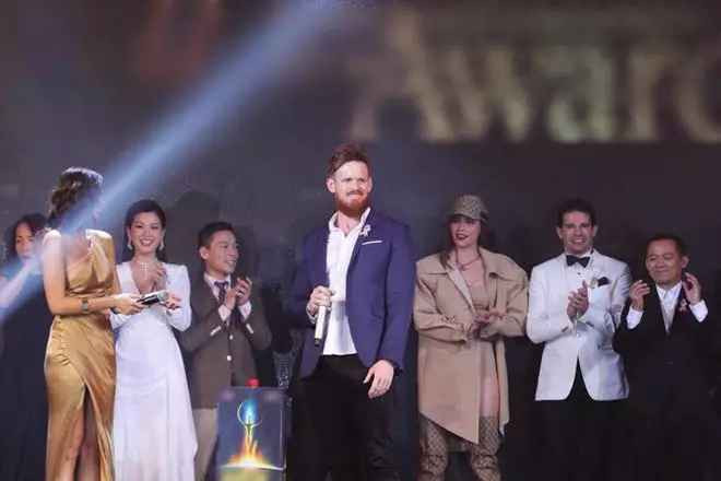 Trước đó, người đàn ông của Elly Trần thi thoảng khoe ảnh vui chơi bên 2 nhóc tỳ đáng yêu.