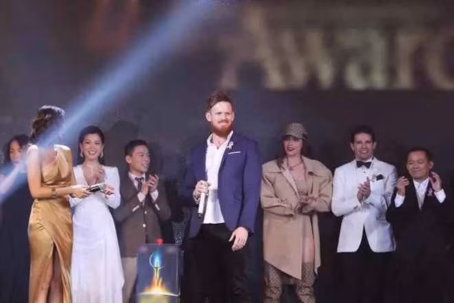 Trước đó, người đàn ông của Elly Trần thi thoảng khoe ảnh vui chơi bên 2 nhóc tỳ đáng yêu.