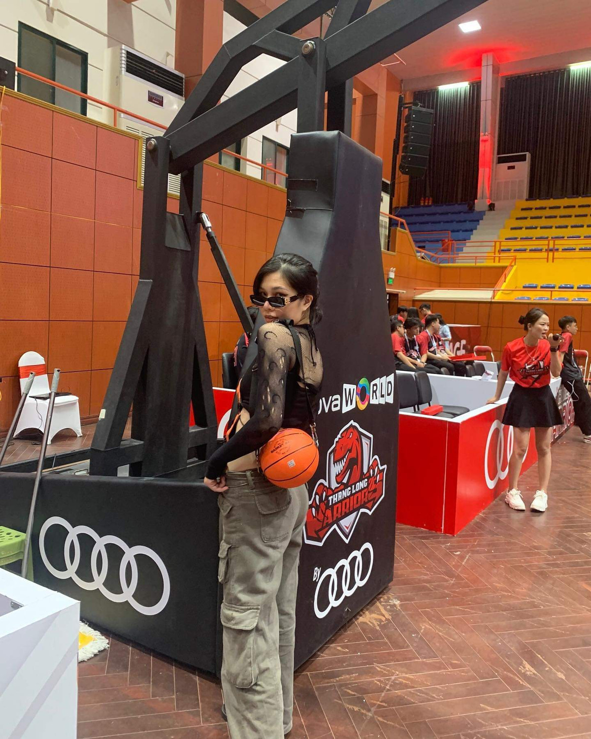 "Việc sử dụng hình ảnh của cá nhân phải được người đó đồng ý theo khoản 1 Điều 32 Bộ luật Dân sự 2015. Điều 592 Bộ luật Dân sự năm 2015 quy định hành vi đăng ảnh người khác lên mạng xã hội có thể phải bồi thường thiệt hại do xâm phạm danh dự, nhân phẩm, uy tín của người khác…", nữ chính đưa ra dẫn chứng về luật.