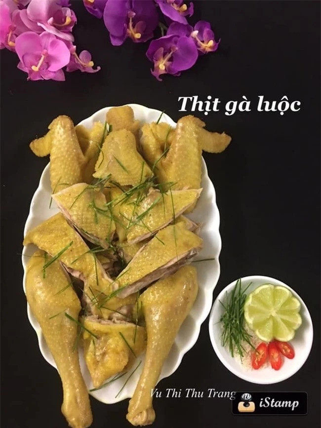 Cách luộc gà ngon đã khó, chặt thịt gà đẹp để không nát còn khó hơn. Nếu không cẩn thận khi chặt, thịt gà sẽ bị nát, tuột da, nhìn mất thẩm mĩ ăn và mất ngon.