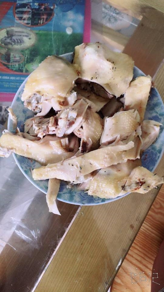 Đĩa thịt gà miễng to miếng nhỏ, vỡ nát gây mất thẩm mỹ.