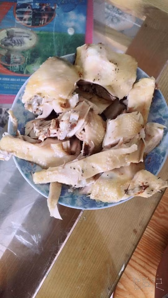 Đĩa thịt gà miễng to miếng nhỏ, vỡ nát gây mất thẩm mỹ.