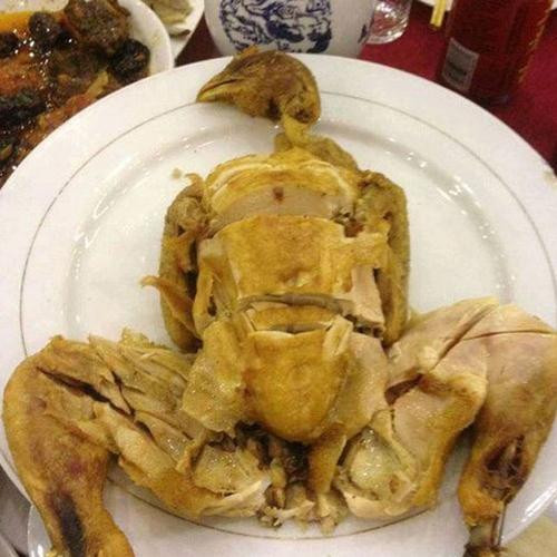 Bên cạnh những màn múa dao chặt thịt gà đẹp mắt, có không ít người vụng về khiến đĩa thịt nhìn thôi không ai muốn động đũa.