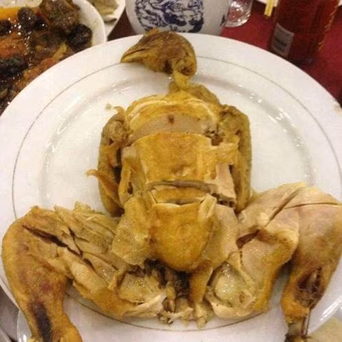 Bên cạnh những màn múa dao chặt thịt gà đẹp mắt, có không ít người vụng về khiến đĩa thịt nhìn thôi không ai muốn động đũa.