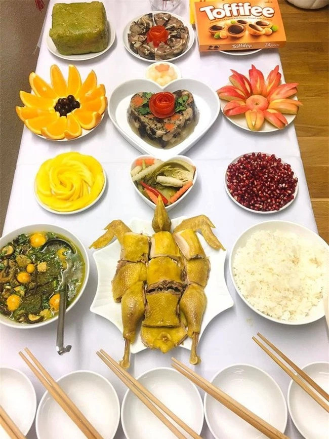 Qua bàn tay khéo léo, đĩa gà được bày biện vô cùng đẹp mắt.