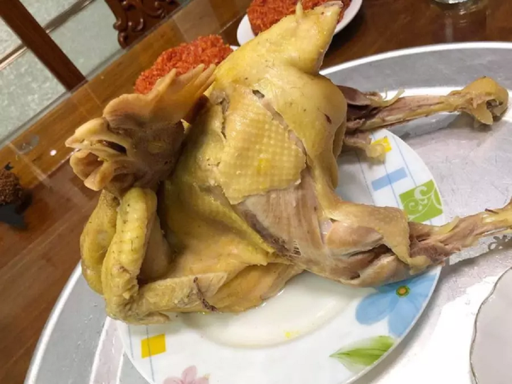 Theo nhiều người cao tuổi truyền lại, bí kíp để chặt một đĩa thịt gà tiêu chuẩn không chỉ bằng cách sắp xếp mà còn đến từ việc "dao sắc không bằng chắc kê".