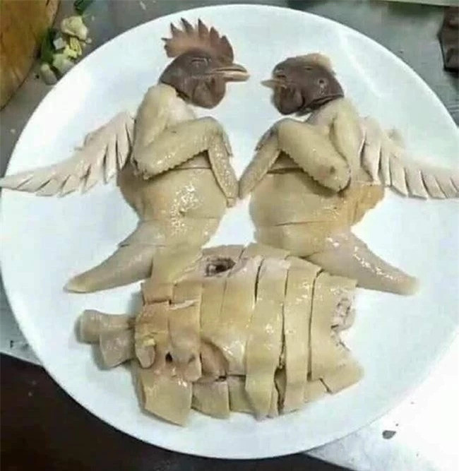 Hay màn chặt thịt gà xuất sắc không kém được đăng tải trên mạng xã hội khiến dân tình tròn mắt về độ nghệ thuật của "tác phẩm" này. Theo thông tin được chia sẻ thì đây là tác phẩm của một chàng trai trong ngày đầu ra mắt bố vợ.