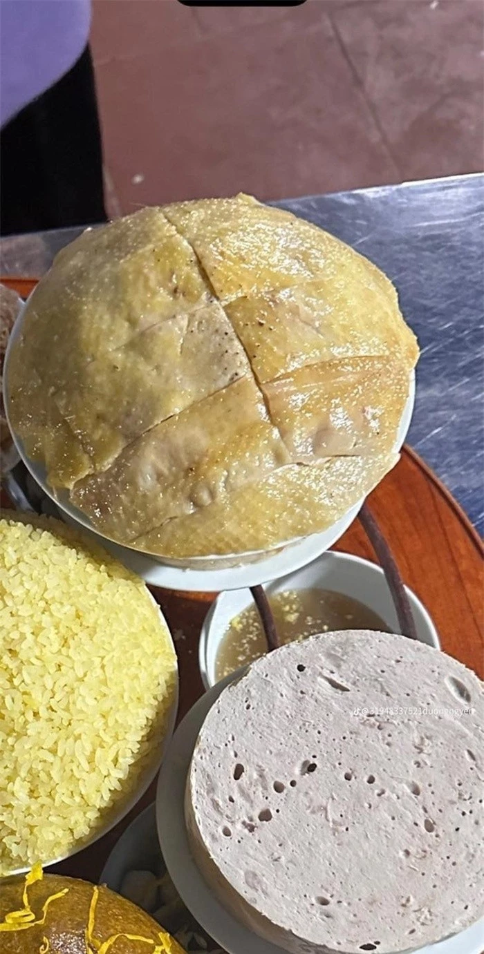 Điều đáng nói là các miếng thịt gà không được sắp xếp như vẫn thường thấy mà được xếp nhìn giống đĩa xôi.