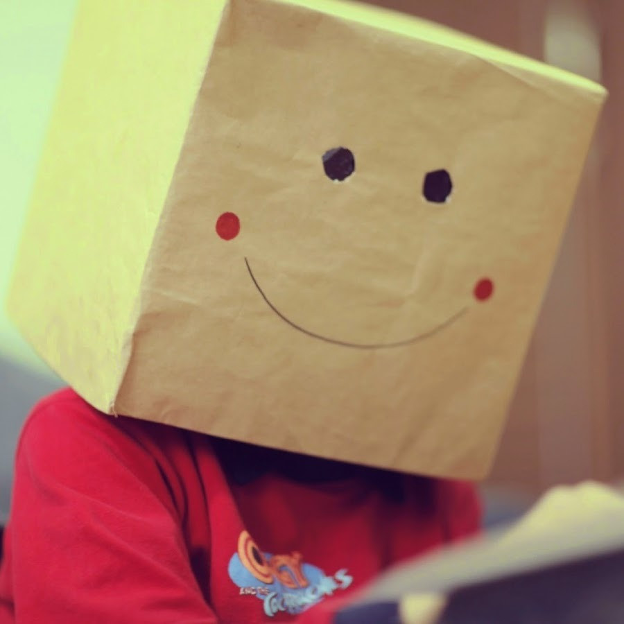 Đầu năm 2013, He Always Smiles (Đỗ Hoàng Minh Khôi, sinh năm 1992, Hà Nội) nhanh chóng thu hút sự tò mò của dân mạng nhờ sự bí ẩn khi sáng tạo nội dung theo phong cách giấu mặt. Từ đó, kênh YouTube của anh thu hút hàng trăm nghìn lượt theo dõi và hàng triệu lượt xem.