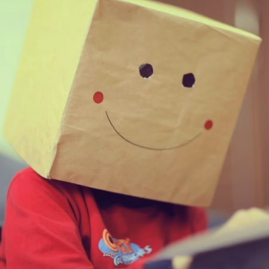 Đầu năm 2013, He Always Smiles (Đỗ Hoàng Minh Khôi, sinh năm 1992, Hà Nội) nhanh chóng thu hút sự tò mò của dân mạng nhờ sự bí ẩn khi sáng tạo nội dung theo phong cách giấu mặt. Từ đó, kênh YouTube của anh thu hút hàng trăm nghìn lượt theo dõi và hàng triệu lượt xem.