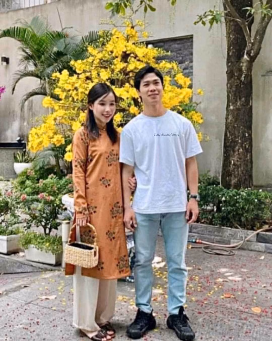 Cũng bởi tính cách kín tiếng của cả hai vợ chồng Công Phương nên việc gia đình nhỏ về thăm quê Nghệ An rất ít được chia sẻ trên truyền thông và mạng xã hội.