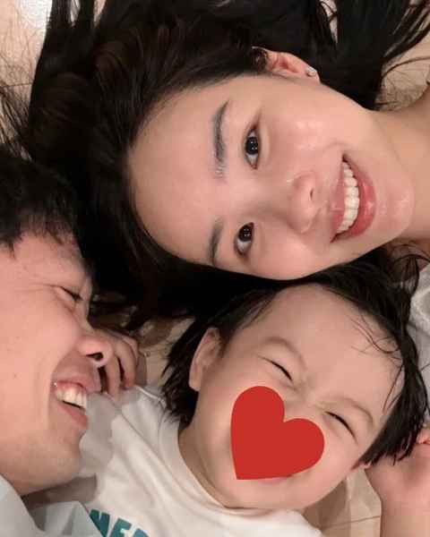 Dù ở xa và ít về thăm quê chồng, nhưng Viên Minh vẫn giữ mối kết nối gần gũi với bố mẹ Công Phượng bằng việc thường xuyên gọi điện hỏi thăm sức khoẻ bố mẹ.