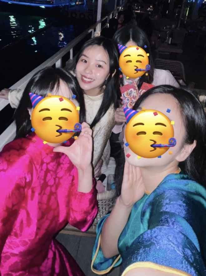 Nàng tiểu thư Sài thành không hề mang dáng vẻ kiêu sa mà hoàn toàn "xả vai", làm nàng dâu ngoan hiền với những bộ cánh nhẹ nhàng, đơn giản, không trang điểm cầu kì mà hoà mình vào không khí gia đình ở quê đơn thuần.