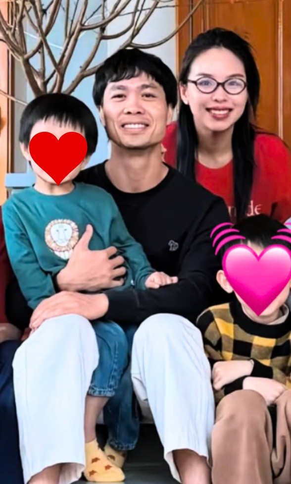 Những khoảnh khắc hiếm hoi khi Công Phượng đưa vợ xuất thân trâm anh thế phiệt về quê hương Nghệ An thăm bố mẹ lam lũ luôn thu hút sự chú ý lớn từ người hâm mộ.