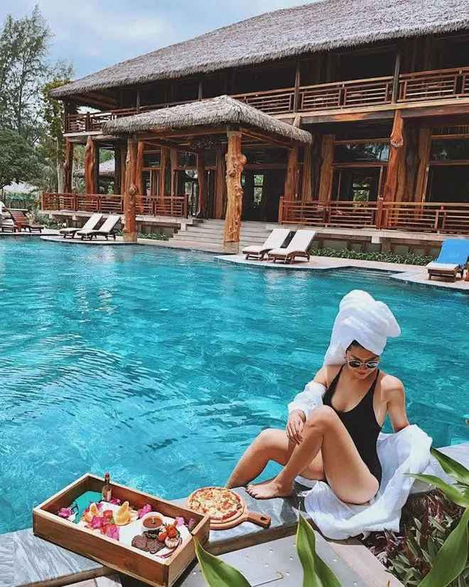 Ngoài nhan sắc, Nam Phương còn chứng minh sự tài giỏi của mình khi chỉ mất 8 năm để đổi màu áo xanh lên vàng - từ tiếp viên hàng không lên thành tiếp viên trưởng của hãng hàng không quốc gia Vietnam Airlines.