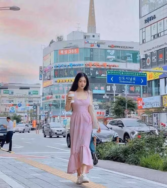 Dù có lợi thế về nhan sắc, nữ tiếp viên trưởng Vietnam Airlines không chọn tham gia thêm cuộc thi sắc đẹp nào hay dấn thân vào nghệ thuật, mà chọn ngành hàng không để gắn bó.