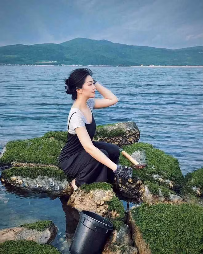 Từ khi mới là tiếp viên hàng không, Tôn Nữ Nam Phương đã nổi tiếng trên mạng xã hội với ngoại hình xinh đẹp và công việc đáng mơ ước với các bạn trẻ.