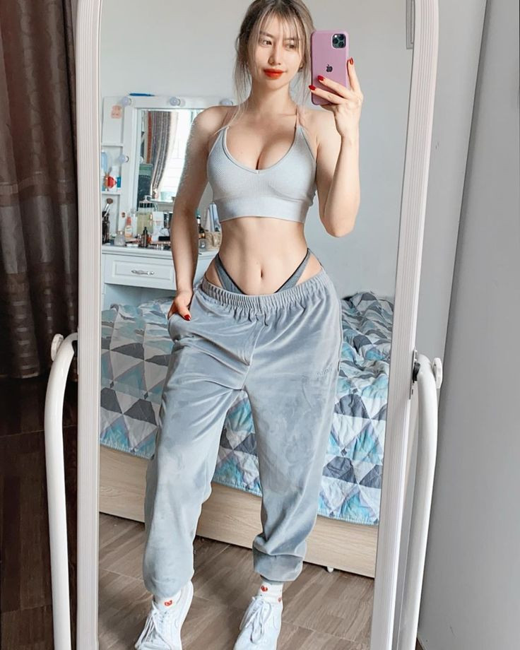 Trước khi có bầu, Trang Tracy chuộng những bộ trang phục ngắn và bó sát để khoe lợi thế hình thể.