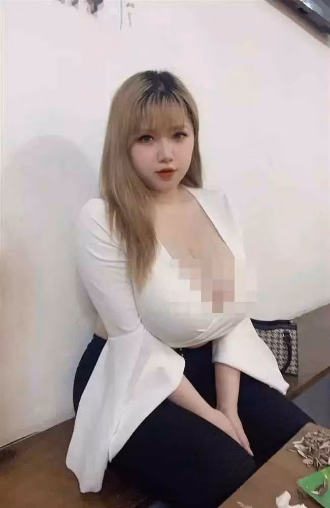 Cuối tháng 8 /2018, Võ Thị Thu Trang có mặt tại một cơ sở thẩm mỹ có tiếng tại TP HCM để phẫu thuật thu nhỏ vòng 1 và hút mỡ bụng, đùi.