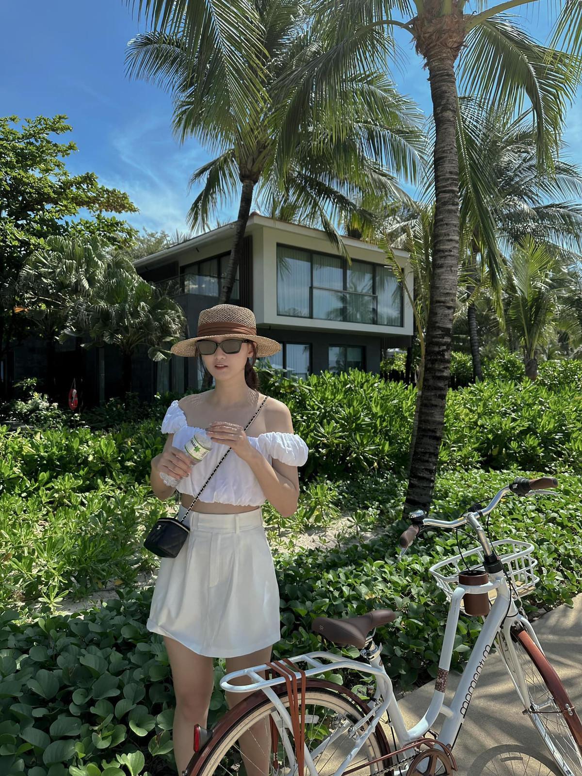 Trên MXH, Nga Anh thường xuyên chia sẻ những hình ảnh về cuộc sống sang chảnh với những chuyến du lịch trong và ngoài nước, đi ăn ở nhà hàng đắt đỏ, dùng toàn túi hiệu,... Ngoài ra cô cũng thường tham gia các hoạt động liên quan đến sáng tạo như làm gốm, triển lãm tranh,...