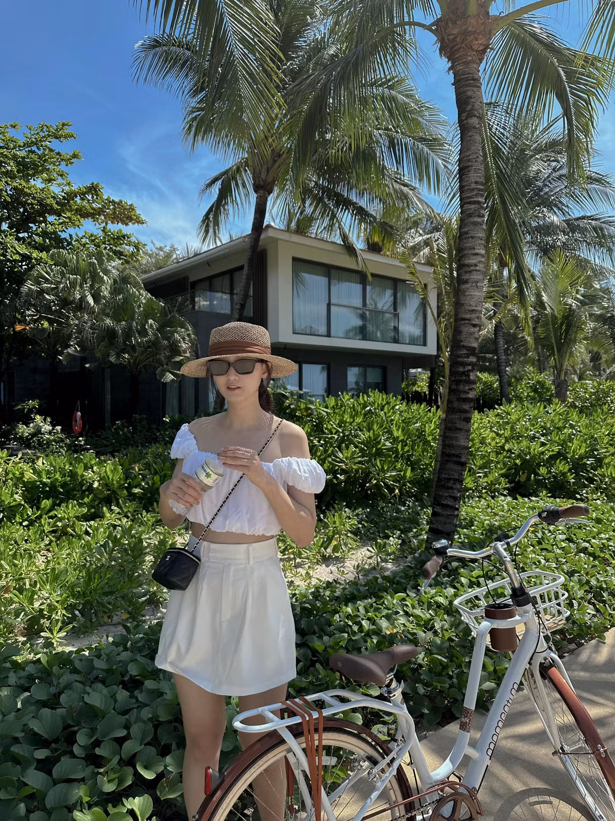 Trên MXH, Nga Anh thường xuyên chia sẻ những hình ảnh về cuộc sống sang chảnh với những chuyến du lịch trong và ngoài nước, đi ăn ở nhà hàng đắt đỏ, dùng toàn túi hiệu,... Ngoài ra cô cũng thường tham gia các hoạt động liên quan đến sáng tạo như làm gốm, triển lãm tranh,...