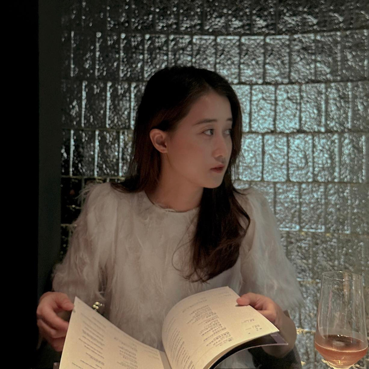 Tuy nhiên nếu như Kiều Ly Phạm theo đuổi phong cách cá tính, gợi cảm thì Nga Anh lại khiến nhiều người liên tưởng đến nàng thơ lãng mạn. Hot girl Hà Nội thường chọn những trang phục nữ tính và kín đáo.