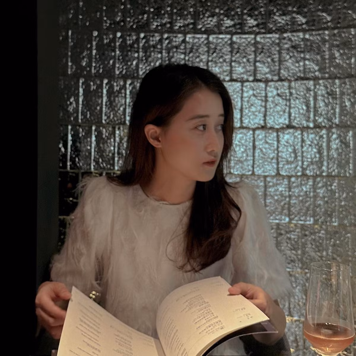 Tuy nhiên nếu như Kiều Ly Phạm theo đuổi phong cách cá tính, gợi cảm thì Nga Anh lại khiến nhiều người liên tưởng đến nàng thơ lãng mạn. Hot girl Hà Nội thường chọn những trang phục nữ tính và kín đáo.