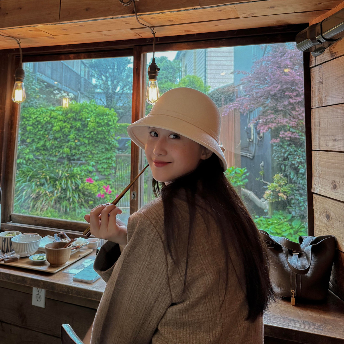 Nga Anh có tên thật là Phạm Thuý Nga, sinh năm 1995, kém Nam Lê 8 tuổi, đang sống ở Hà Nội.