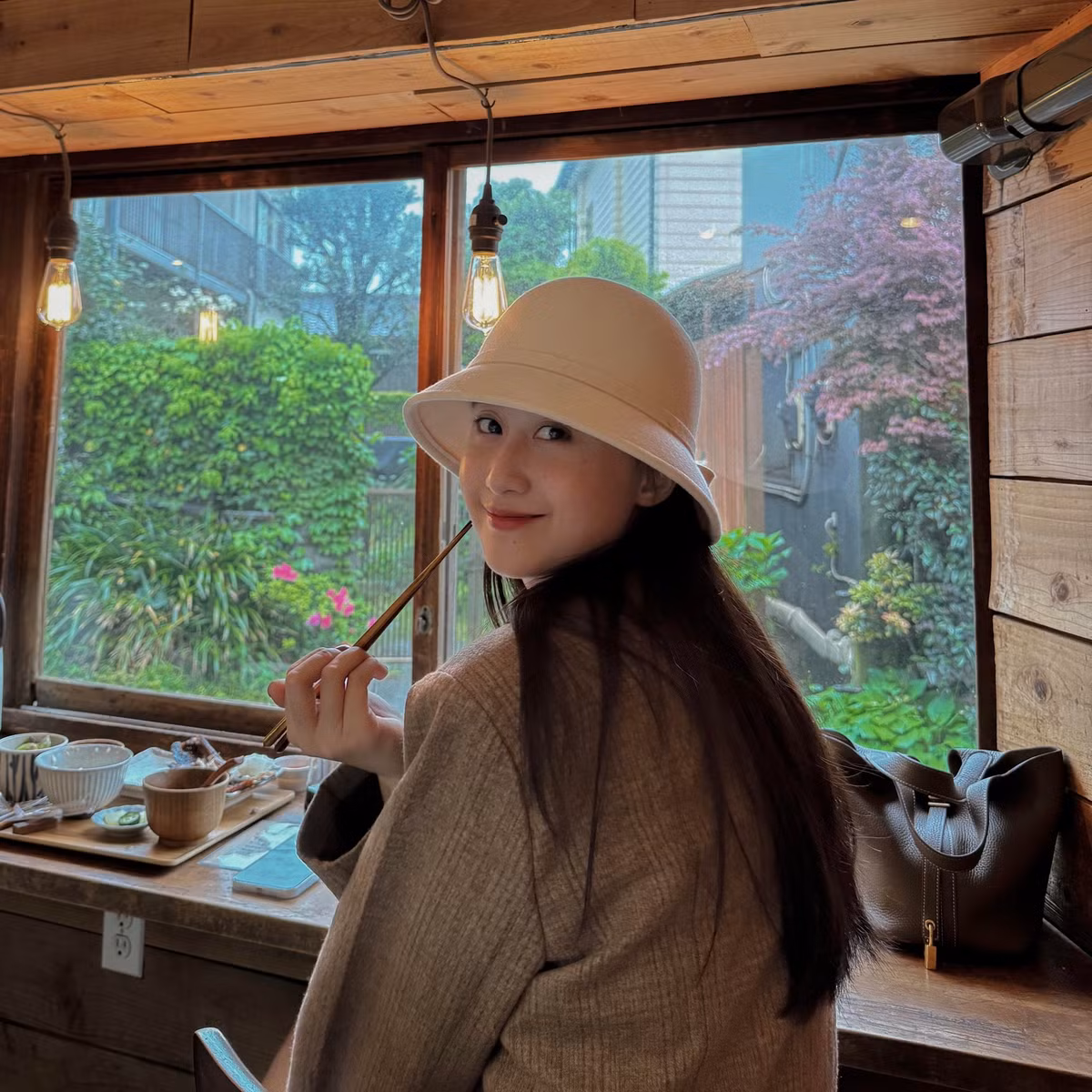 Nga Anh có tên thật là Phạm Thuý Nga, sinh năm 1995, kém Nam Lê 8 tuổi, đang sống ở Hà Nội.