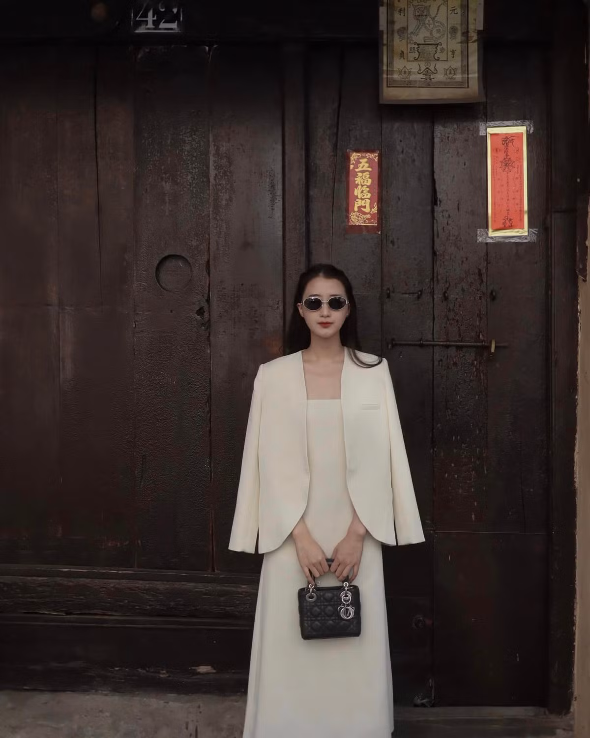 Đặc biệt Nga Anh chính là em gái của Kiều Ly Phạm - cô chủ nổi tiếng của chuỗi cửa hàng thời trang và dịch vụ làm đẹp trải từ Bắc vô Nam.