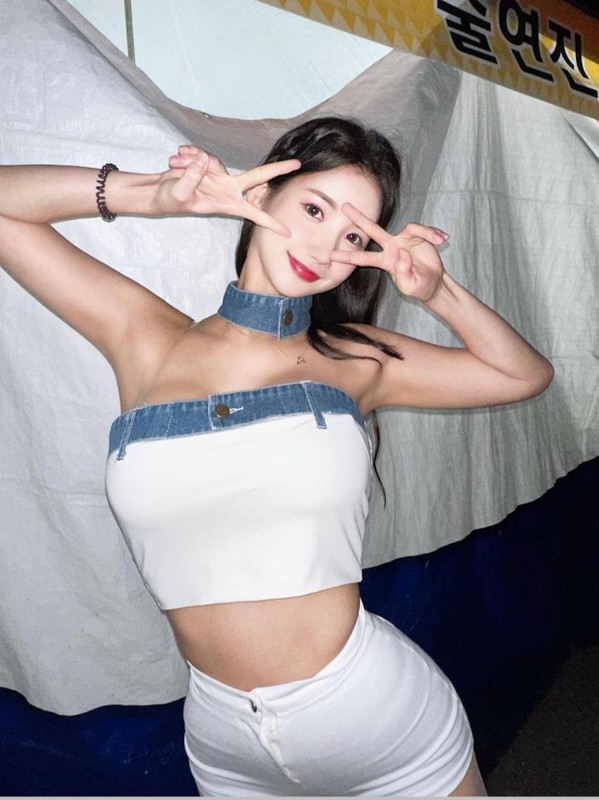 Trên trang cá nhân, Won Mi Ryeong rất chịu khó 'chiêu đãi' người hâm mộ những hình ảnh nóng bỏng và nhận được nhiều lượt yêu thích cũng như sự tương tác của cư dân mạng.