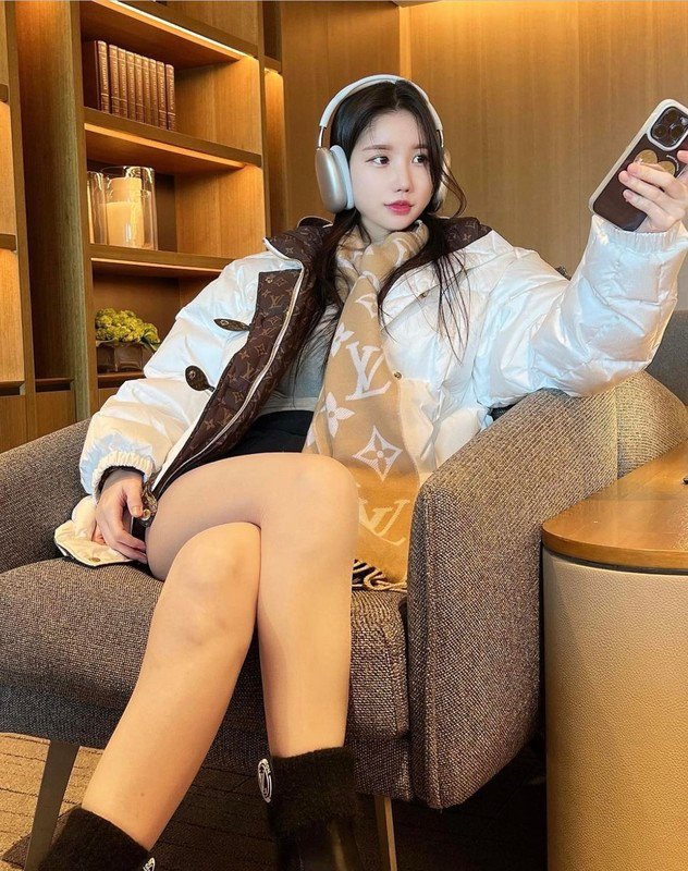 Vẻ đẹp vừa ngọt ngào vừa gợi cảm của hot girl làng DJ khiến không chỉ cánh mày râu mà phái nữ cũng phải mê mẩn.