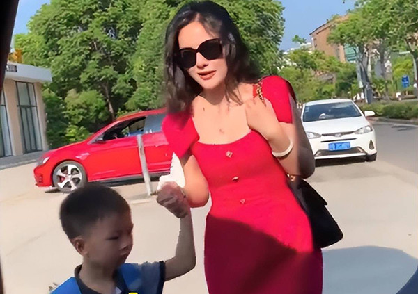 Có người còn cho rằng việc chị mặc quá đẹp thế này sẽ khiến những người mẹ gia đình không có điều kiện tủi thân.