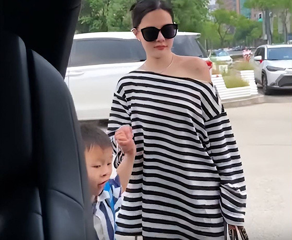 Mới đây, một bà mẹ đã gây bão mạng xã hội về những bộ đồ chị ta mặc khi đi đón con. Khác với các phụ huynh khác, chị này thường diện những bộ đồ lồng lộn, như sao thảm đỏ.