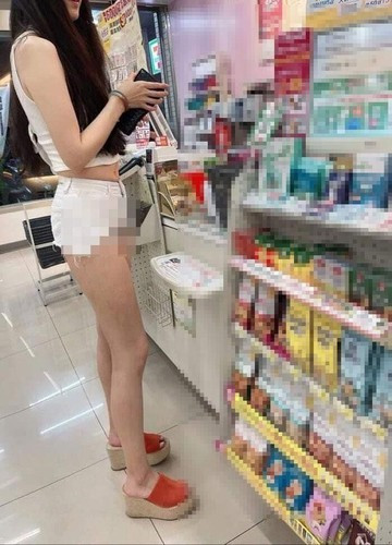 Ngoại hình nổi bật của người phụ nữ này nhanh chóng trở thành đề tài bàn tán cho các bậc phụ huynh lúc đó, họ vừa nói chuyện vừa đưa ánh mắt ngoái nhìn.